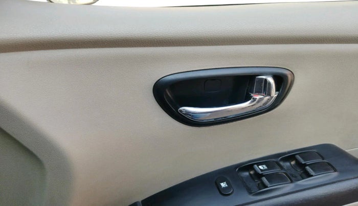 2013 Hyundai i10 SPORTZ 1.1, CNG, Manual, 91,086 km, interior