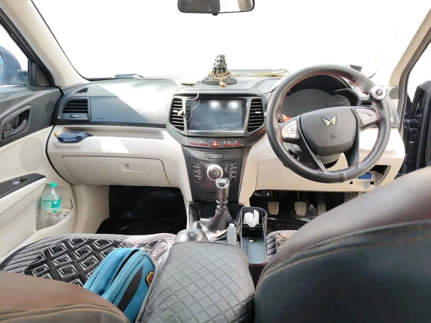 2023 Mahindra XUV300 W6 1.2 PETROL, Petrol, Manual, 39,085 km, interior