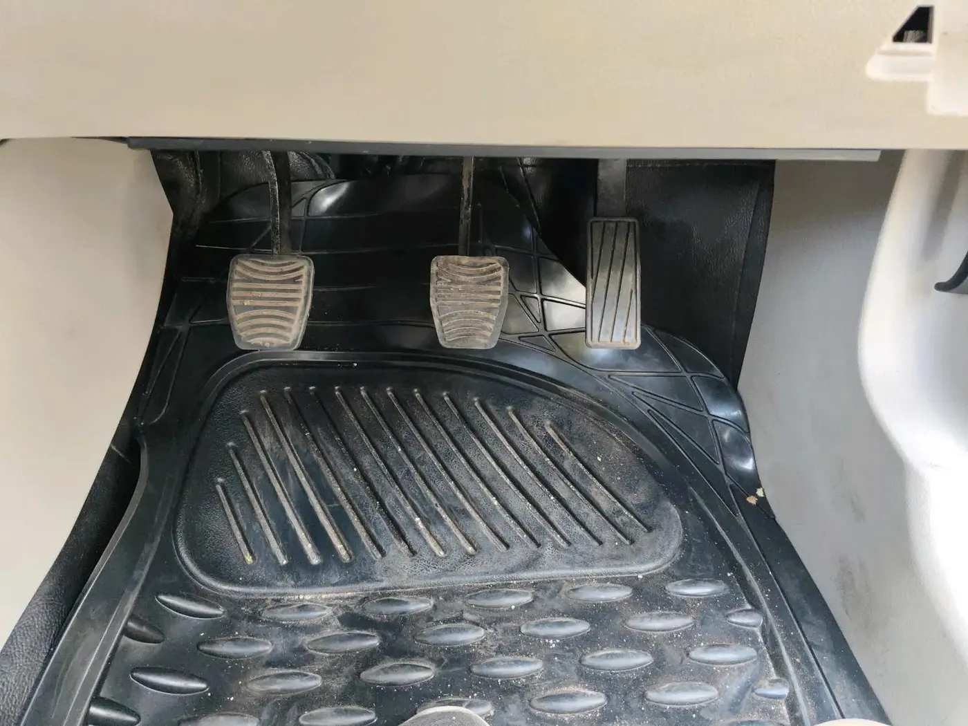 2023 Mahindra XUV300 W6 1.2 PETROL, Petrol, Manual, 39,085 km, interior