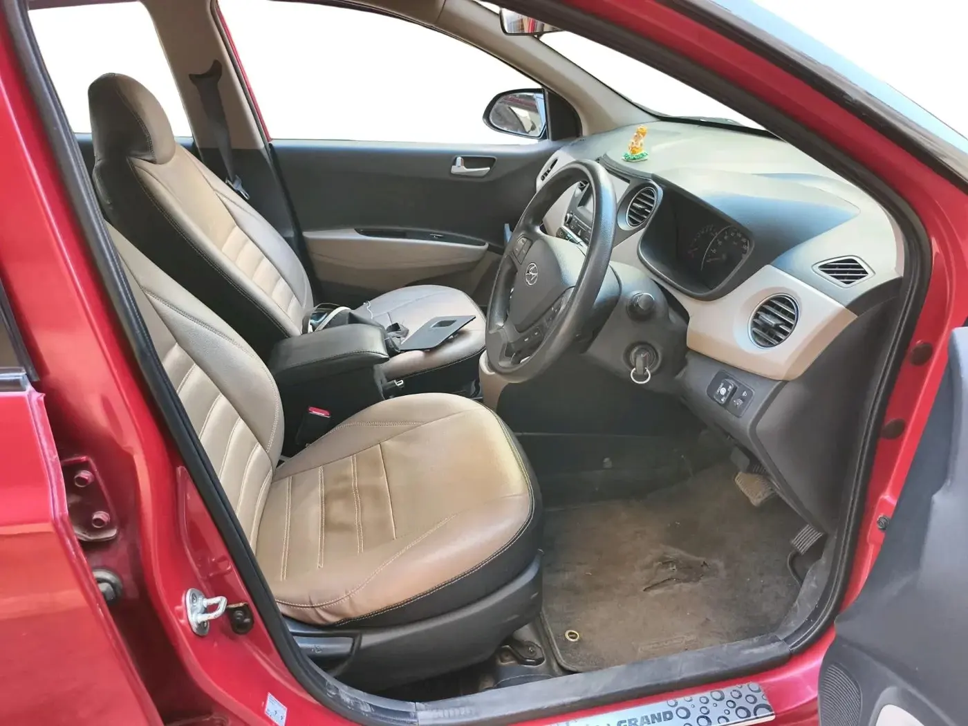2017 Hyundai Grand i10 SPORTZ (O) AT 1.2 KAPPA VTVT, CNG, Automatic, 3,60,000 km, interior