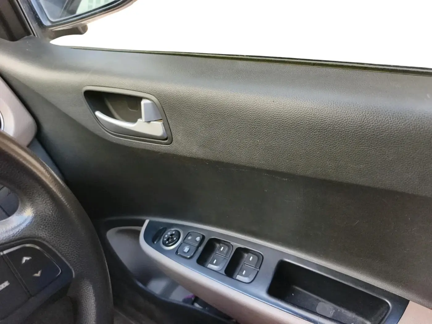 2017 Hyundai Grand i10 SPORTZ (O) AT 1.2 KAPPA VTVT, CNG, Automatic, 3,60,000 km, interior