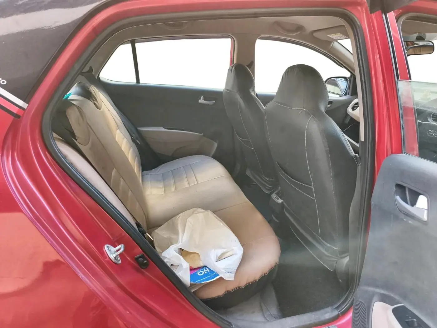 2017 Hyundai Grand i10 SPORTZ (O) AT 1.2 KAPPA VTVT, CNG, Automatic, 3,60,000 km, interior