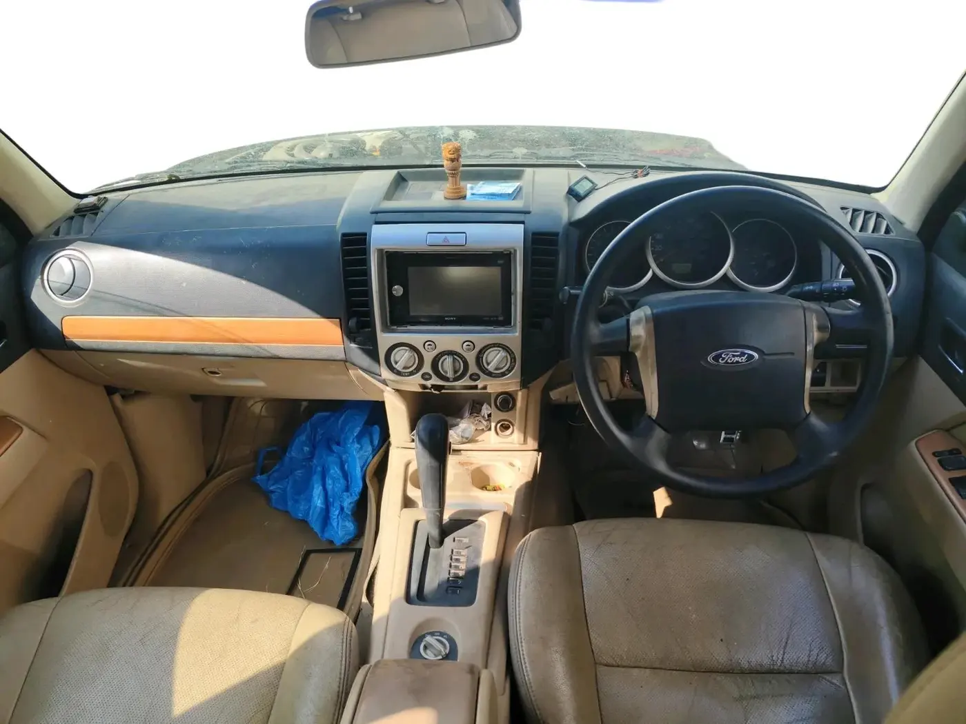 2011 Ford Endeavour 3.0L 4X4 AT, Diesel, Automatic, 1,98,500 km, interior