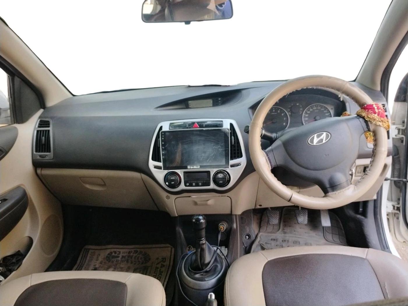 2013 Hyundai i20 MAGNA (O) 1.2, CNG, Manual, 1,89,224 km, interior