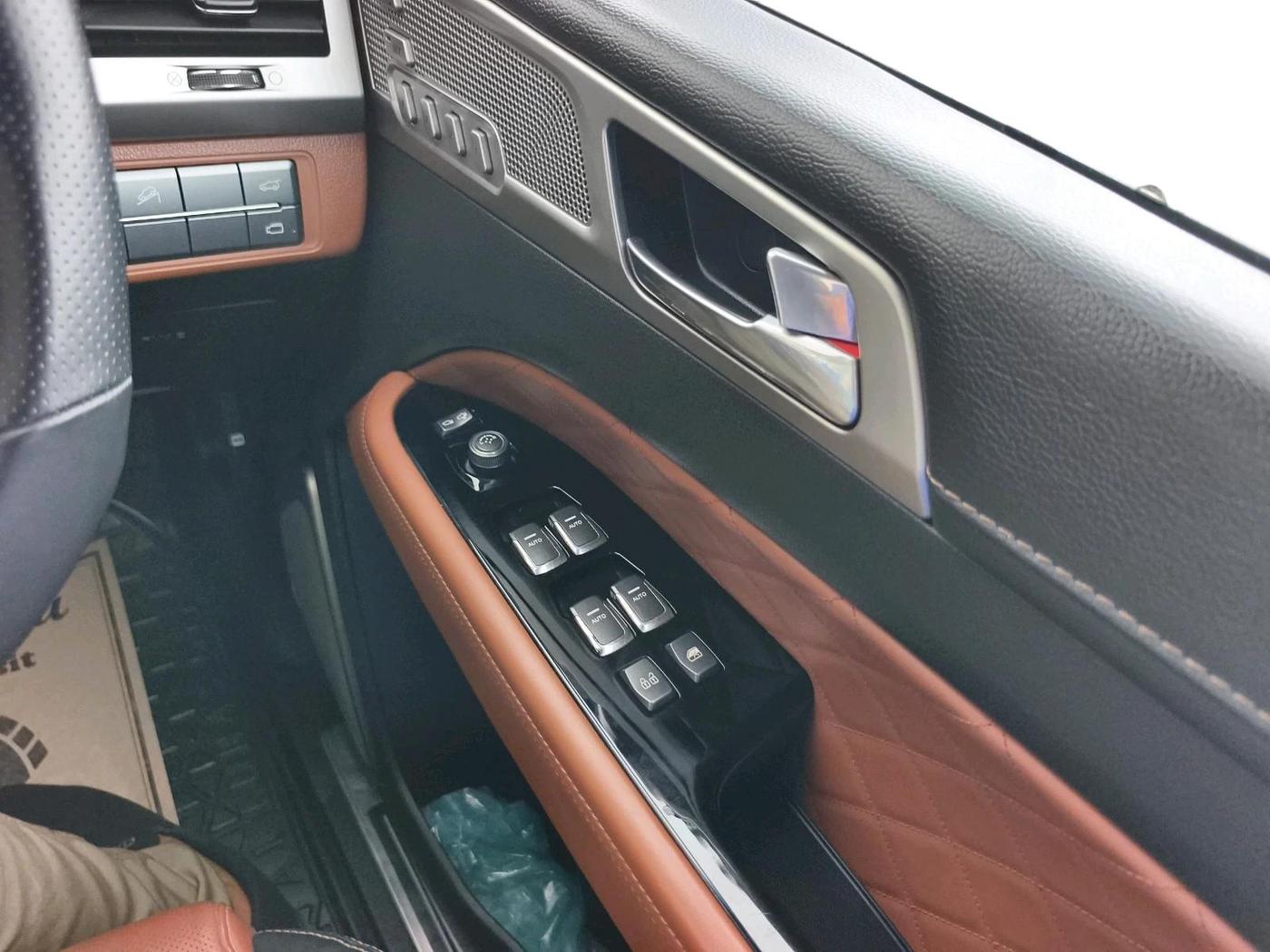 2019 Mahindra ALTURAS G4 4WD AT, Diesel, Automatic, 23,500 km, interior