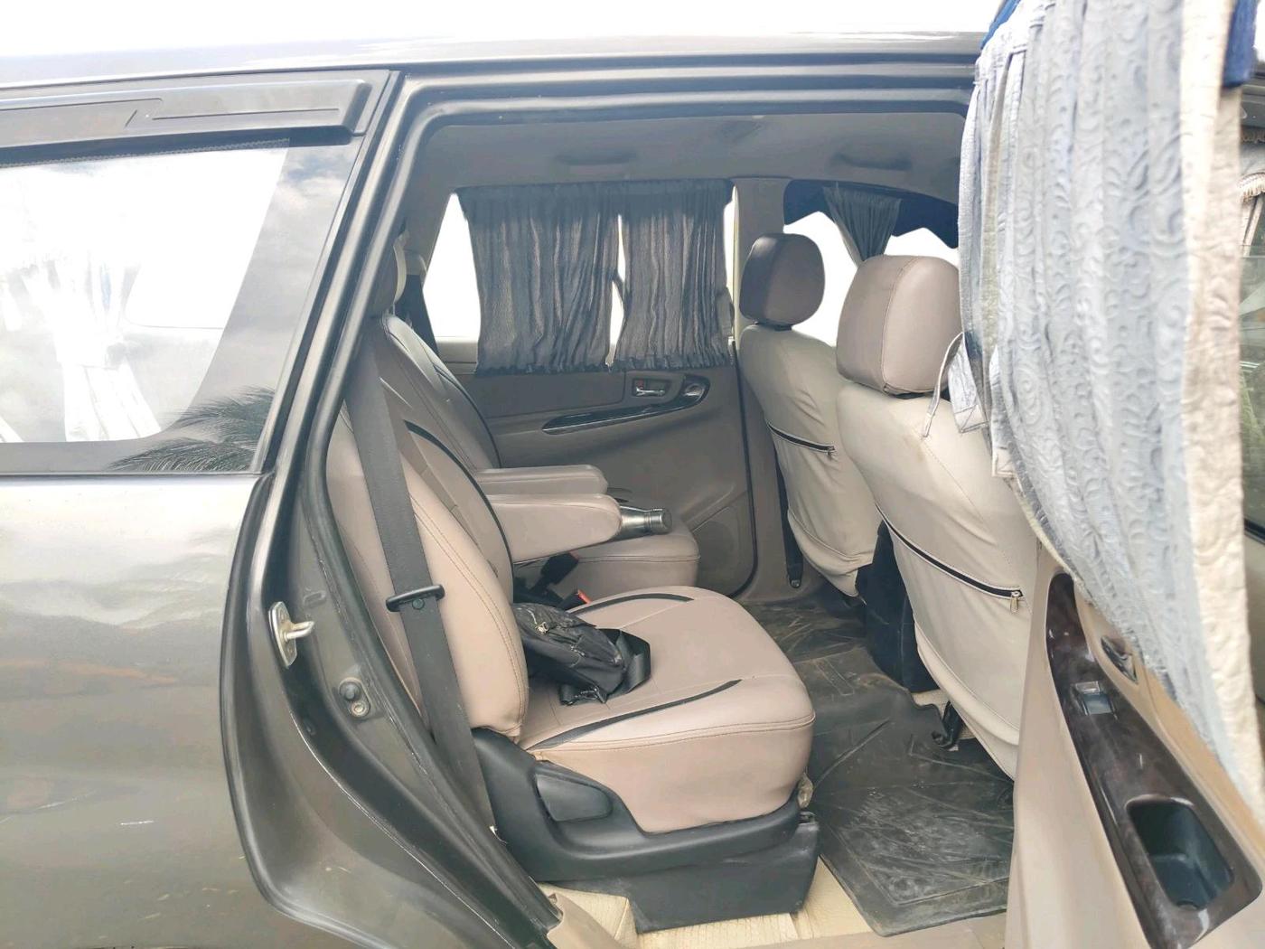 2015 Toyota Innova 2.5 VX 7 STR, Diesel, Manual, 94,867 km, interior