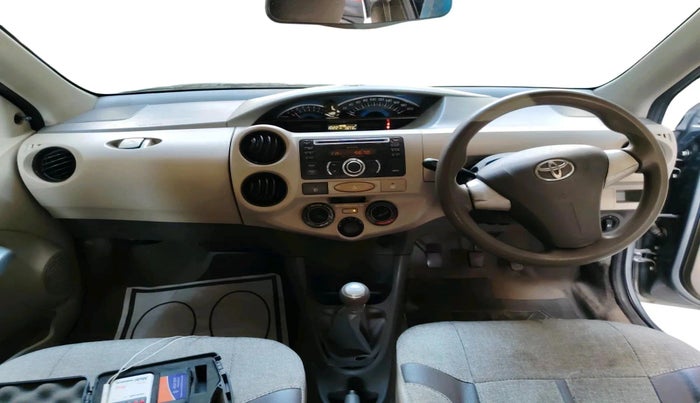 2015 Toyota Etios Liva V, Petrol, Manual, 1,36,941 km, interior