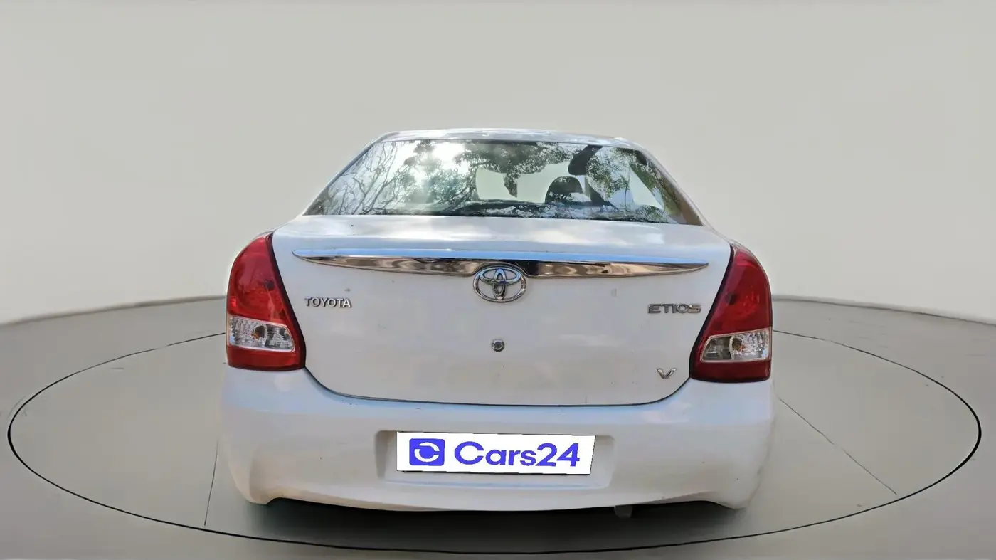 2011 Toyota Etios V, CNG, Manual, 1,60,256 km, exterior