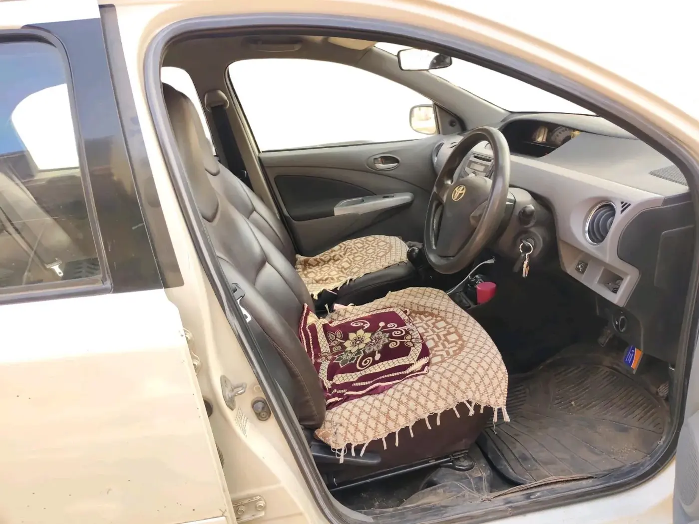 2011 Toyota Etios V, CNG, Manual, 1,60,256 km, interior
