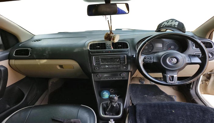 2013 Volkswagen Polo HIGHLINE1.2L, Petrol, Manual, 1,51,273 km, interior