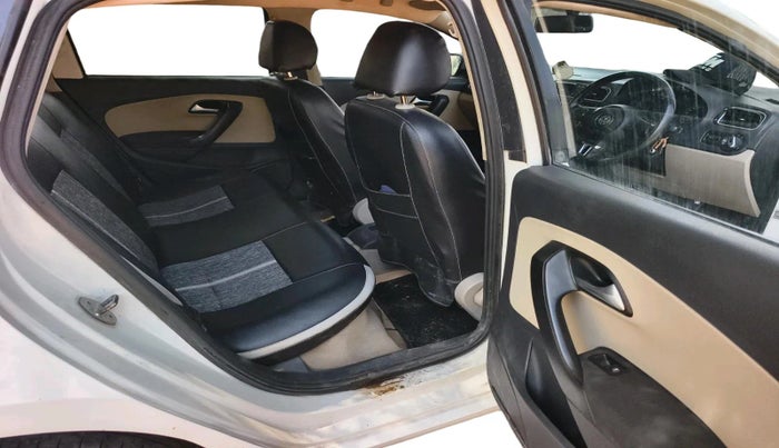 2013 Volkswagen Polo HIGHLINE1.2L, Petrol, Manual, 1,51,273 km, interior