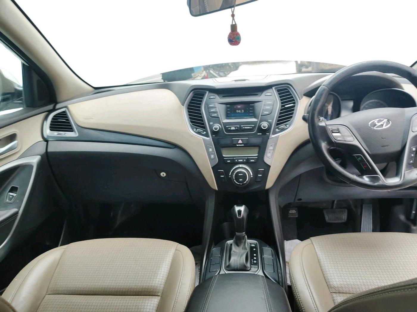 2014 Hyundai Santa Fe 2 WD AT, Diesel, Automatic, 1,25,637 km, interior