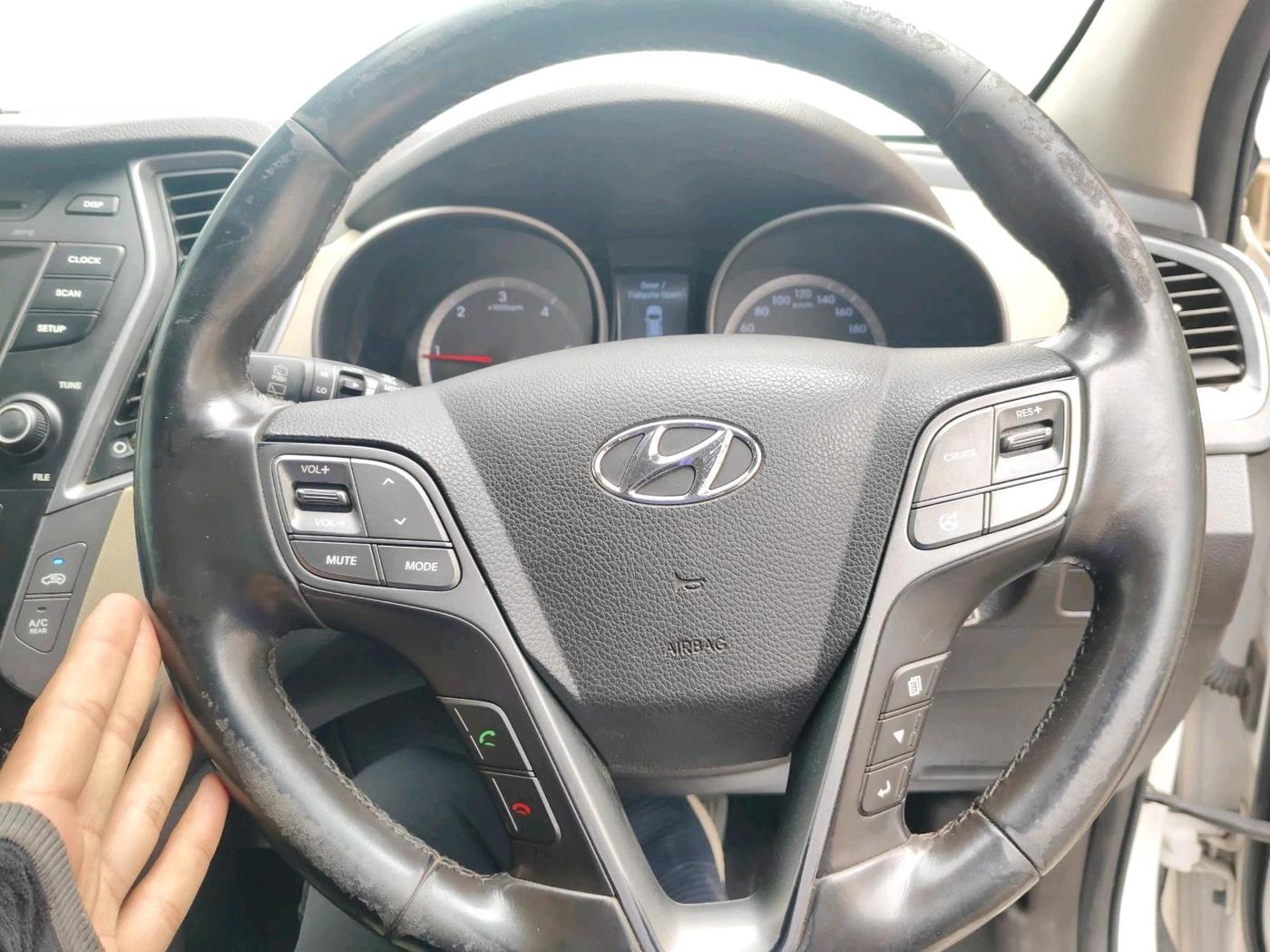 2014 Hyundai Santa Fe 2 WD AT, Diesel, Automatic, 1,25,637 km, interior