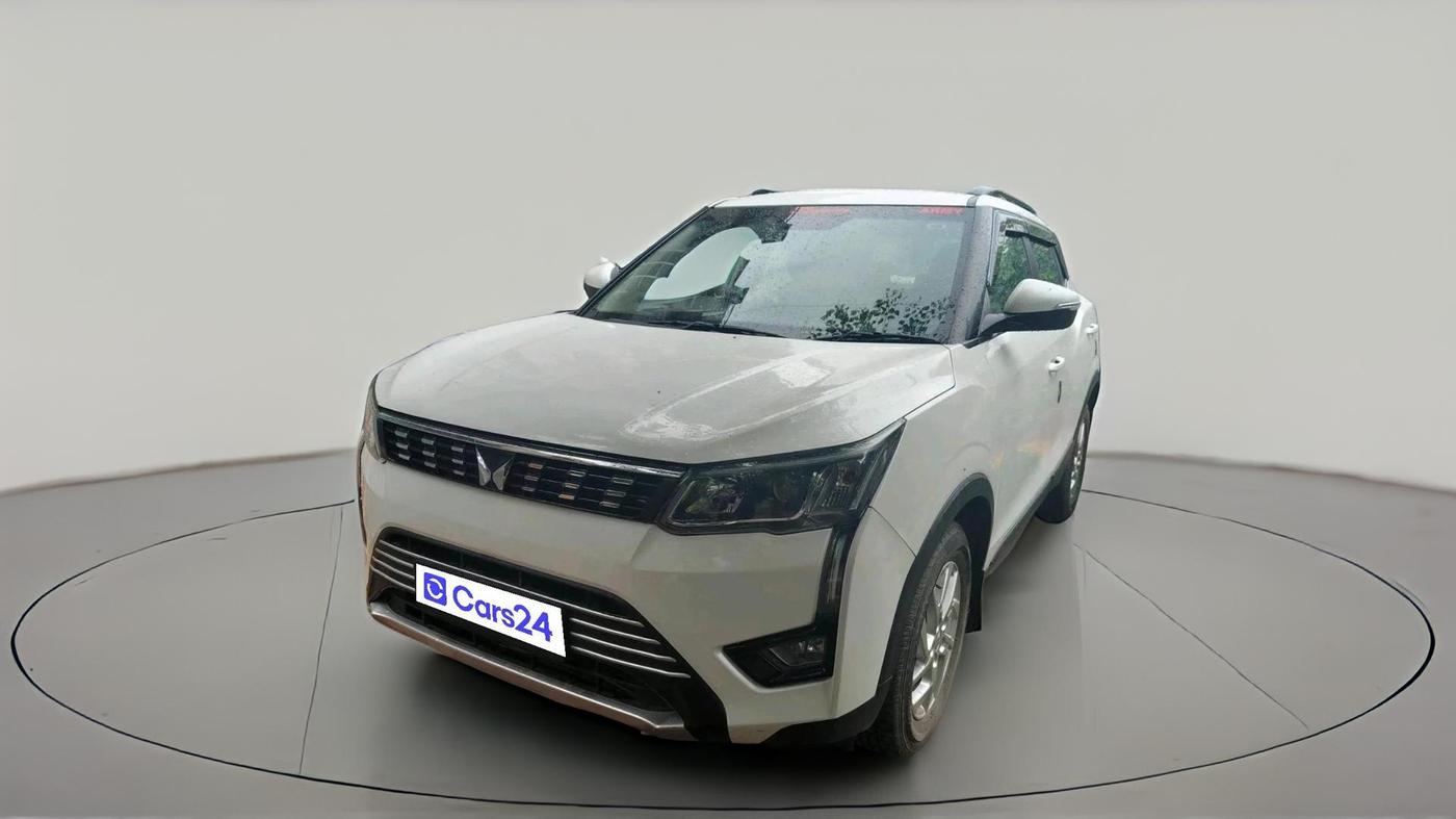 2024 Mahindra XUV300 W8 1.2 PETROL, Petrol, Manual, 15,782 km, exterior