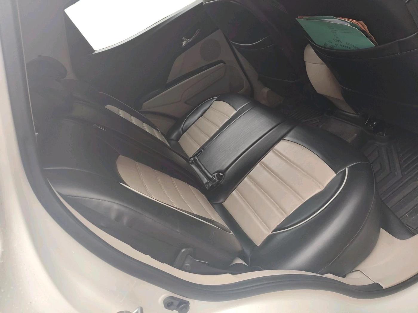 2024 Mahindra XUV300 W8 1.2 PETROL, Petrol, Manual, 15,782 km, interior