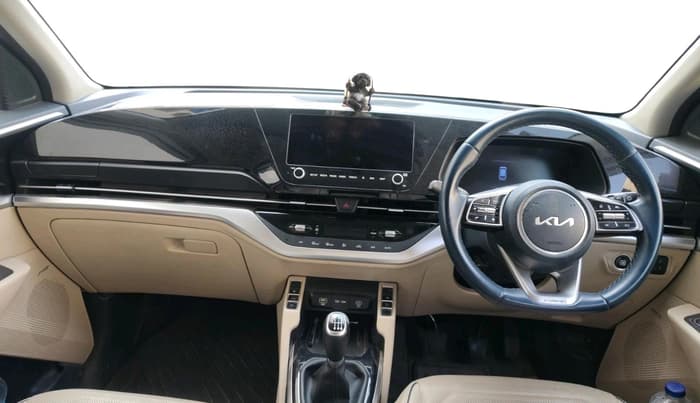 2022 KIA CARENS LUXURY PLUS 1.4 PETROL 6 STR, Petrol, Manual, 32,800 km, interior