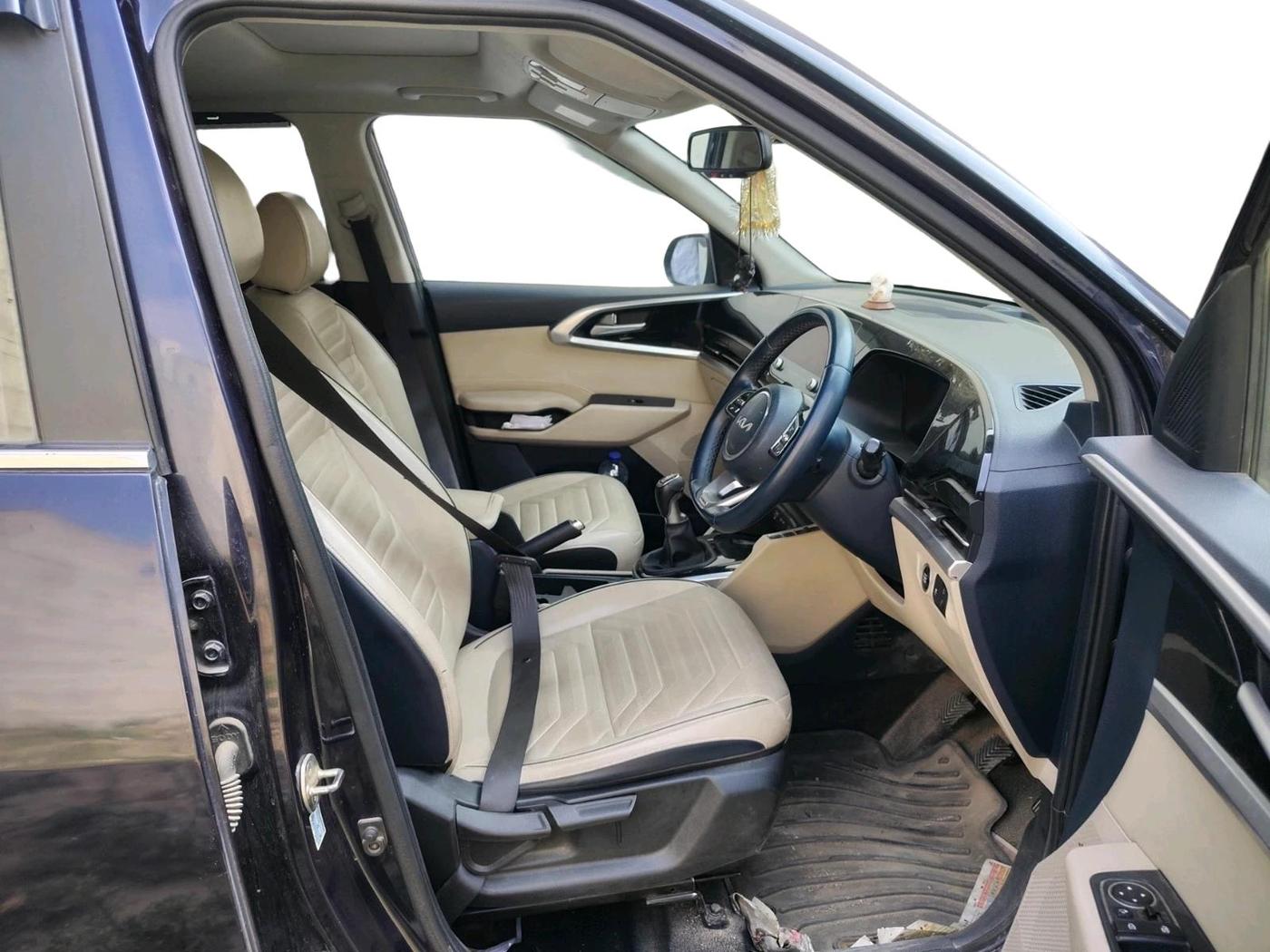 2022 KIA CARENS LUXURY PLUS 1.4 PETROL 6 STR, Petrol, Manual, 32,800 km, interior