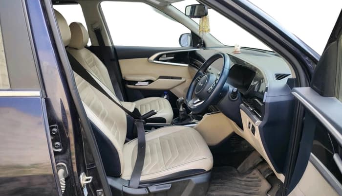 2022 KIA CARENS LUXURY PLUS 1.4 PETROL 6 STR, Petrol, Manual, 32,800 km, interior