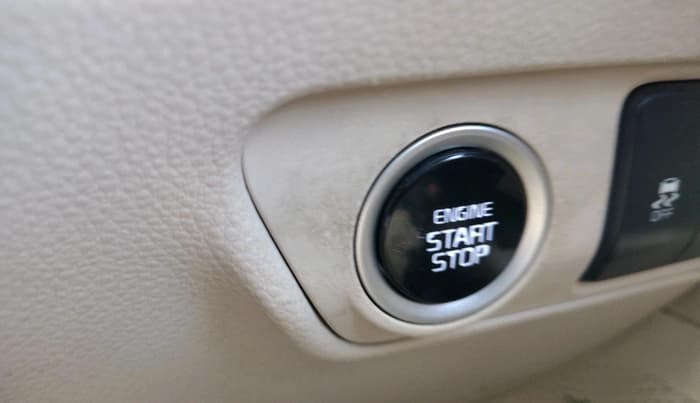 2022 KIA CARENS LUXURY PLUS 1.4 PETROL 6 STR, Petrol, Manual, 32,800 km, interior