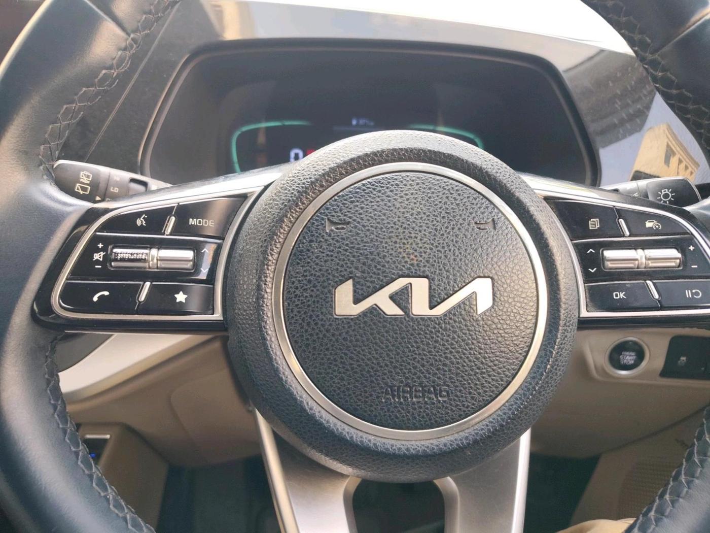 2022 KIA CARENS LUXURY PLUS 1.4 PETROL 6 STR, Petrol, Manual, 32,800 km, interior