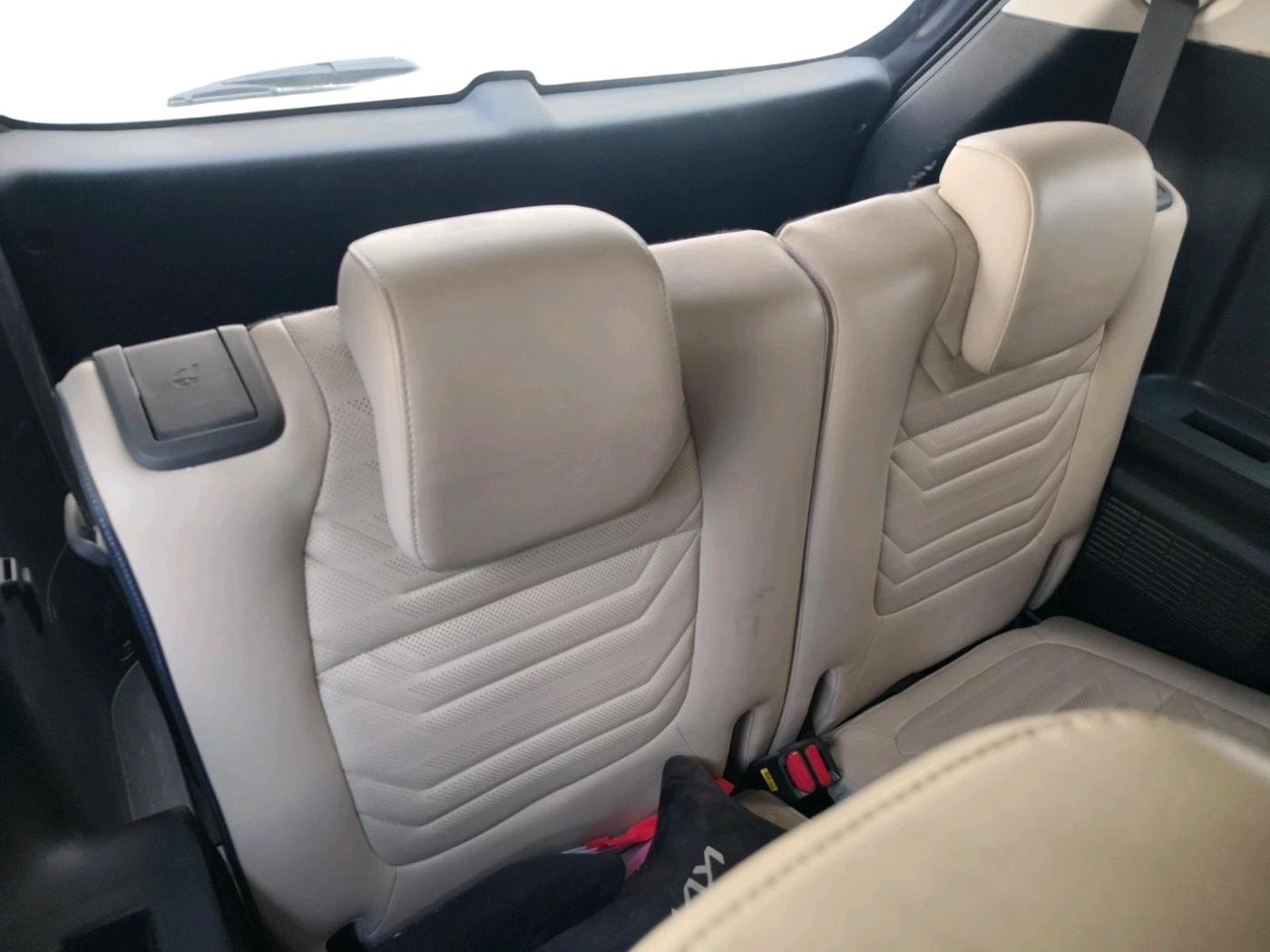 2022 KIA CARENS LUXURY PLUS 1.4 PETROL 6 STR, Petrol, Manual, 32,800 km, interior