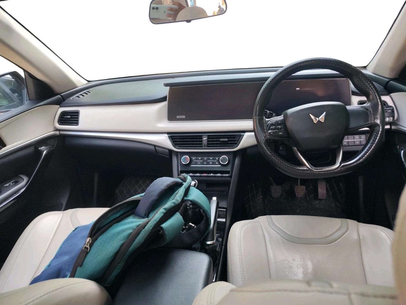 2022 Mahindra XUV700 AX 5 P MT 7 STR, Petrol, Manual, 37,816 km, interior