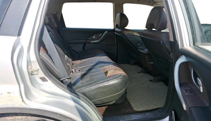 2013 Mahindra XUV500 W8, Diesel, Manual, 1,57,729 km, interior