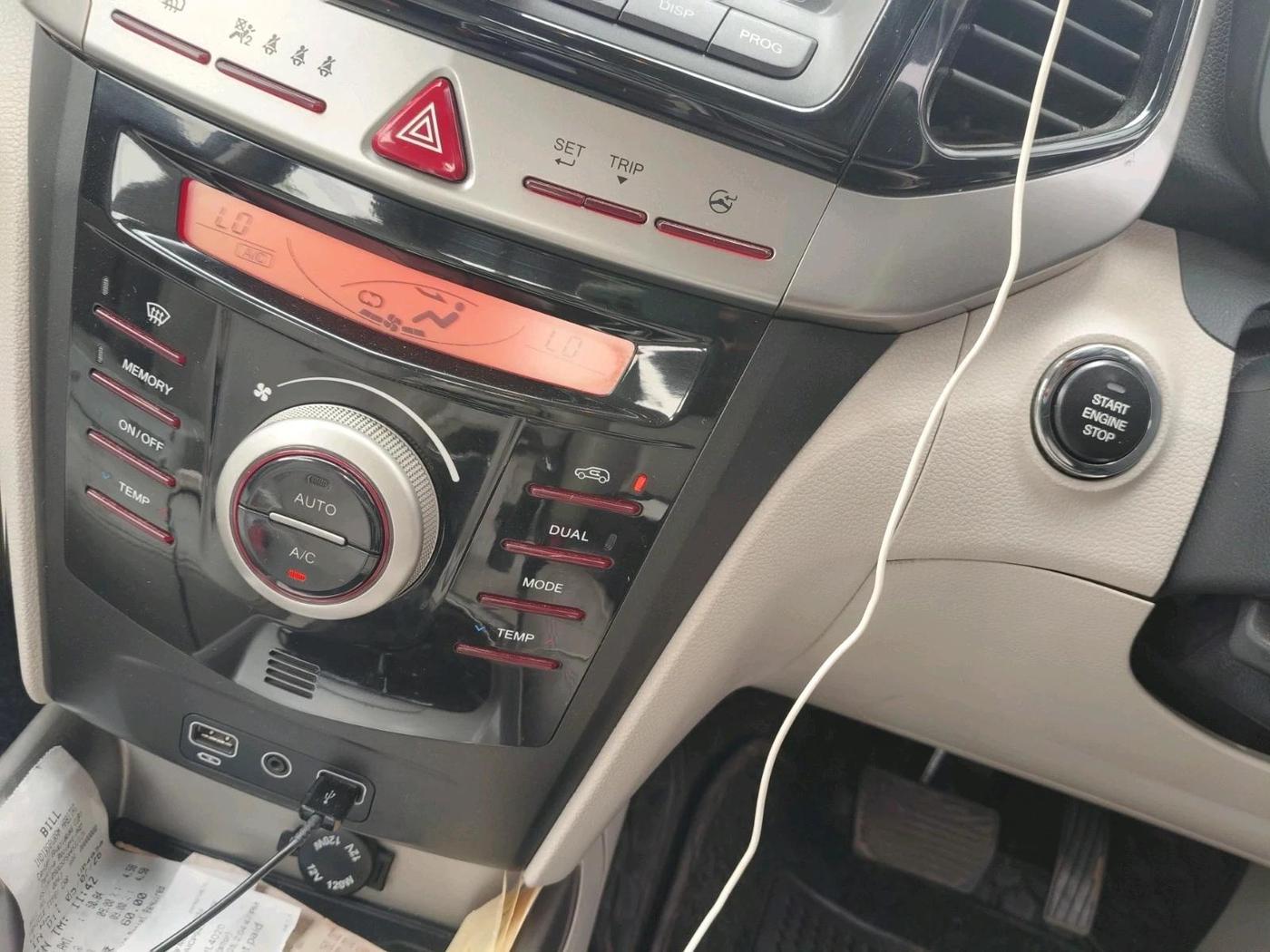 2021 Mahindra XUV300 W8 (O) 1.5 DIESEL AMT, Diesel, Automatic, 1,14,226 km, interior