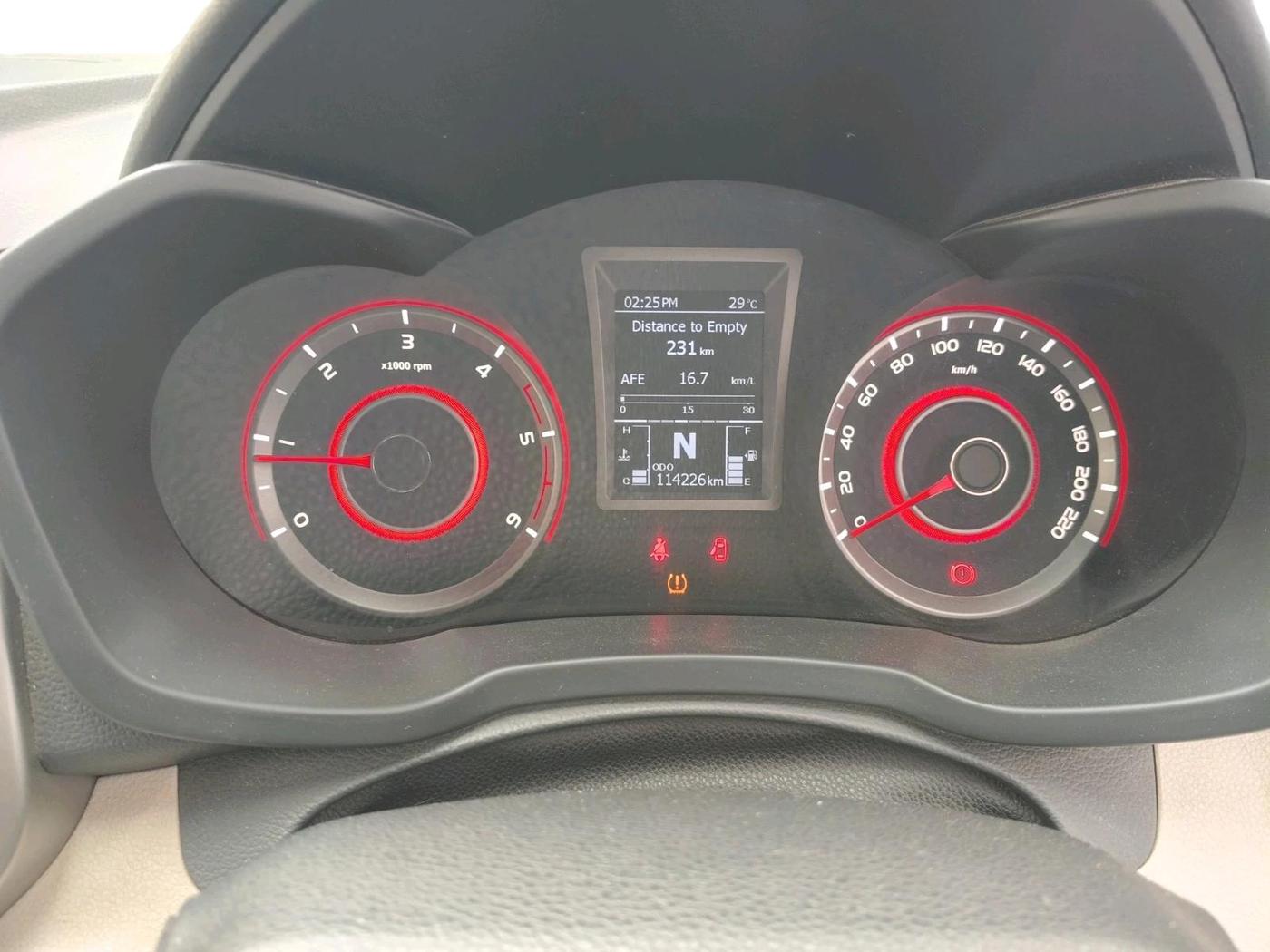 2021 Mahindra XUV300 W8 (O) 1.5 DIESEL AMT, Diesel, Automatic, 1,14,226 km, interior