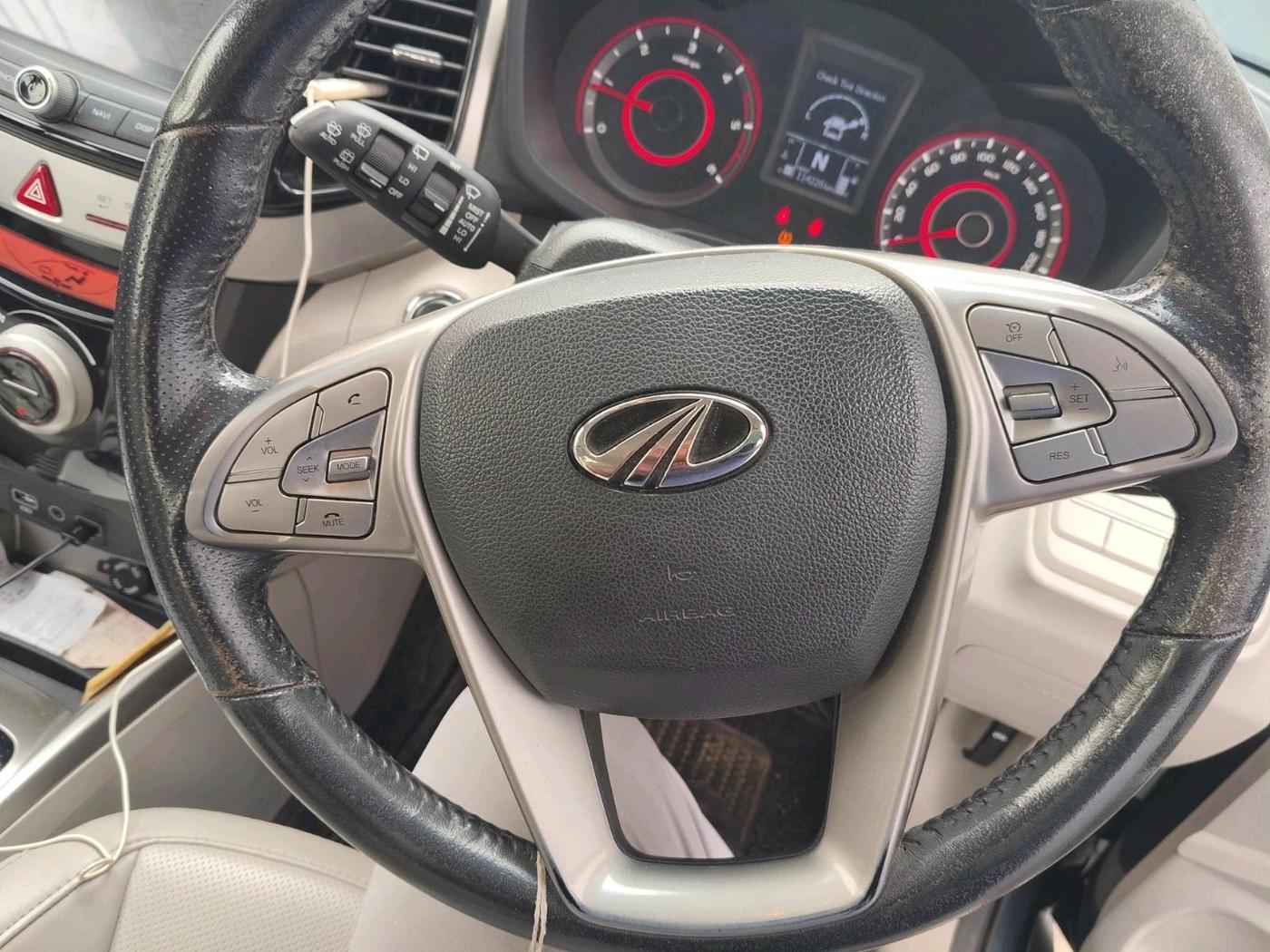 2021 Mahindra XUV300 W8 (O) 1.5 DIESEL AMT, Diesel, Automatic, 1,14,226 km, interior