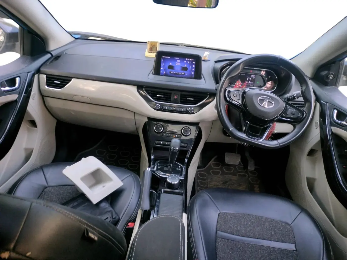 2020 Tata NEXON XZA PLUS (O) PETROL, Petrol, Automatic, 16,851 km, interior