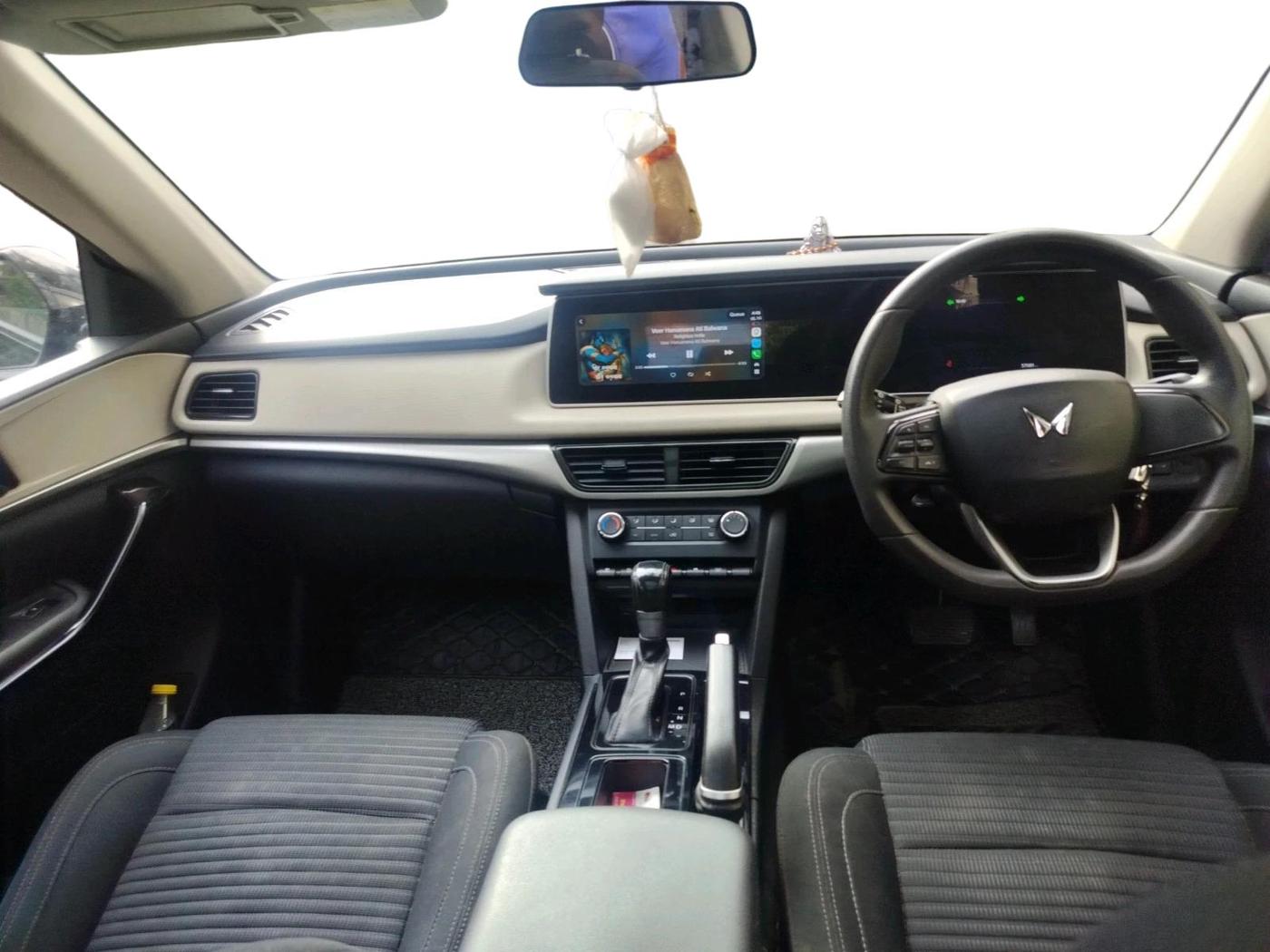 2022 Mahindra XUV700 AX 5 P AT 5 STR, Petrol, Automatic, 57,981 km, interior