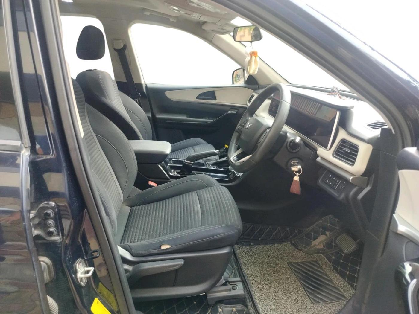2022 Mahindra XUV700 AX 5 P AT 5 STR, Petrol, Automatic, 57,981 km, interior