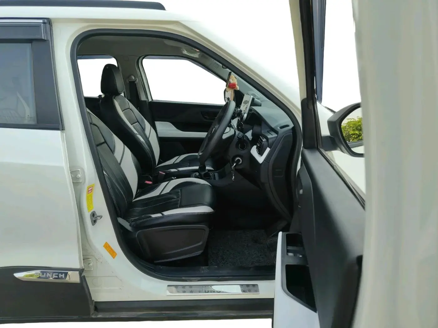 2024 Tata PUNCH PURE MT CNG, CNG, Manual, 38,111 km, interior