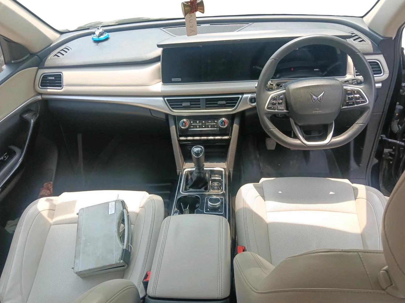 2023 Mahindra XUV700 AX 7 LUXURY D MT 7 STR, Diesel, Manual, 1,17,960 km, interior