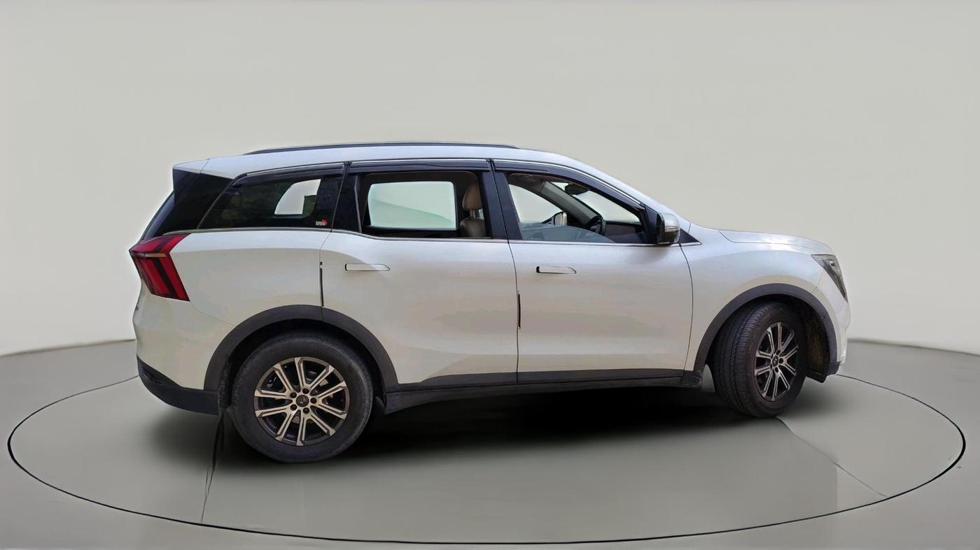 2022 Mahindra XUV700 AX 7 LUXURY D AT 7 STR, Diesel, Automatic, 97,333 km, exterior