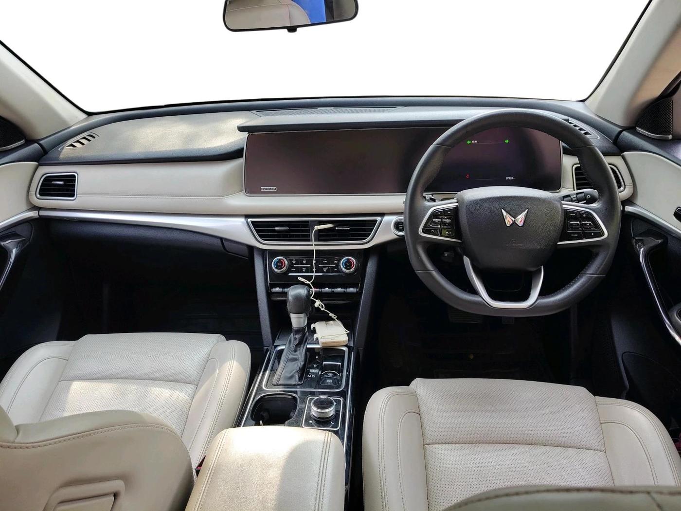 2022 Mahindra XUV700 AX 7 LUXURY D AT 7 STR, Diesel, Automatic, 97,333 km, interior