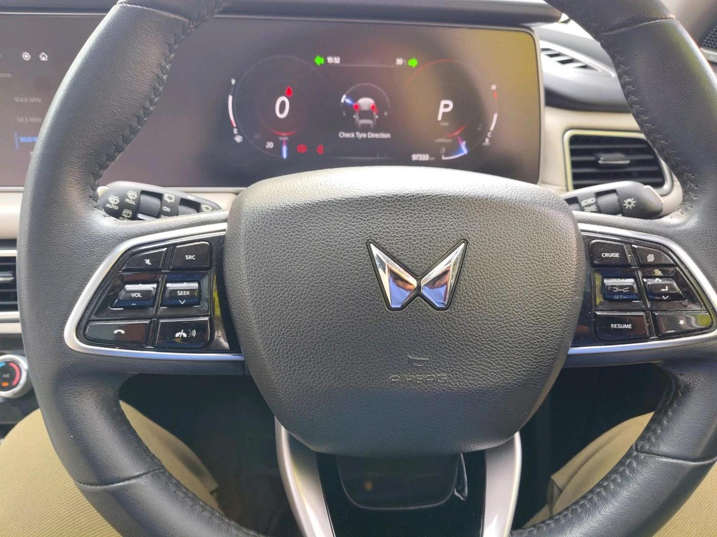 2022 Mahindra XUV700 AX 7 LUXURY D AT 7 STR, Diesel, Automatic, 97,333 km, interior