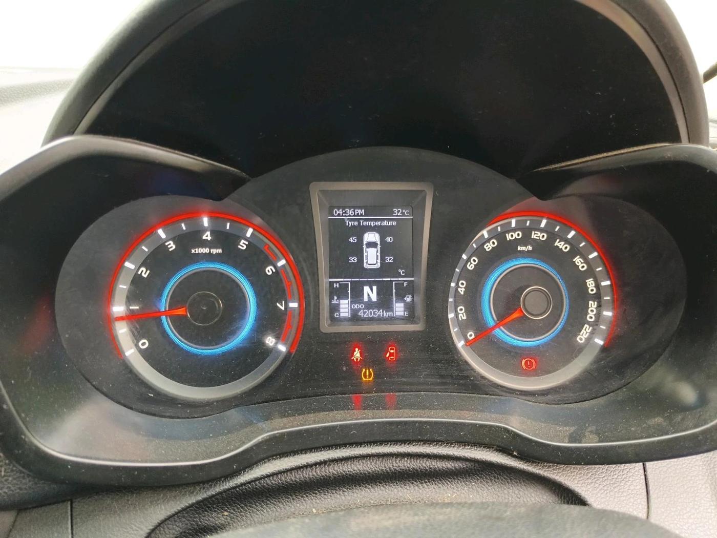 2022 Mahindra XUV300 W8 (O) 1.2 PETROL, Petrol, Manual, 45,000 km, interior