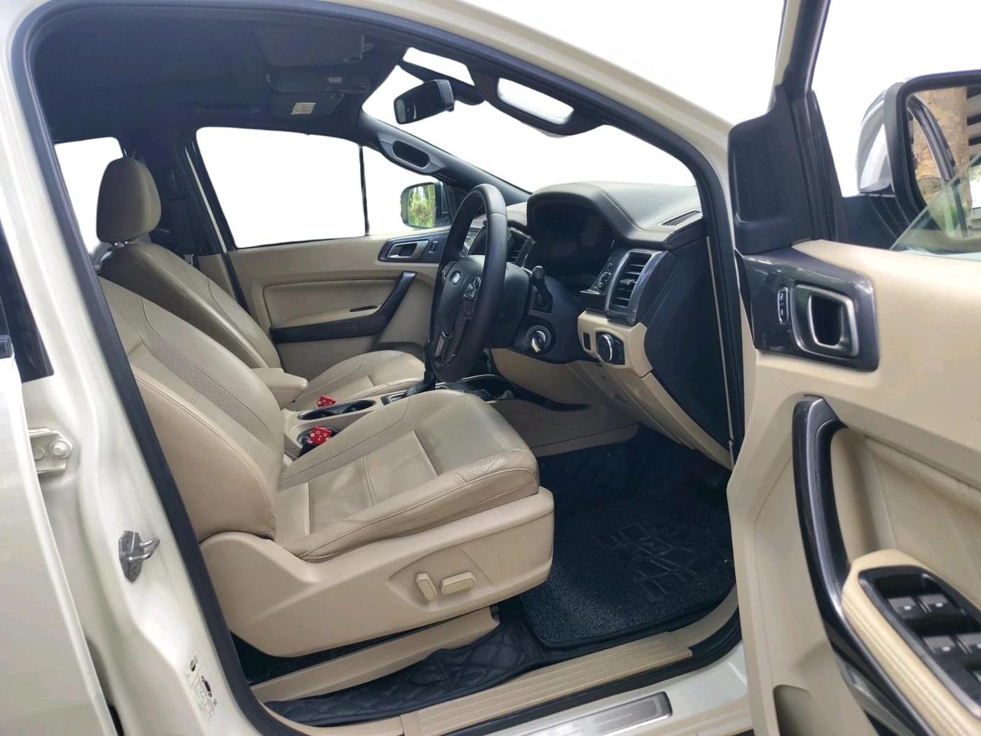 2017 Ford Endeavour TITANIUM 3.2 4X4 AT, Diesel, Automatic, 1,64,746 km, interior