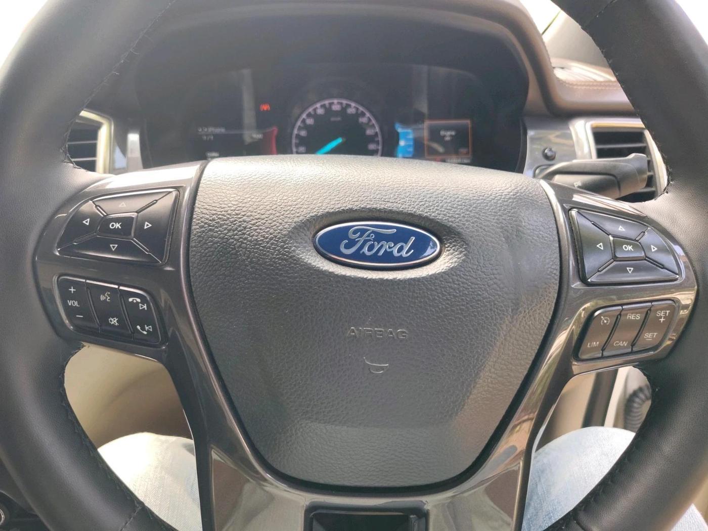 2017 Ford Endeavour TITANIUM 3.2 4X4 AT, Diesel, Automatic, 1,64,746 km, interior