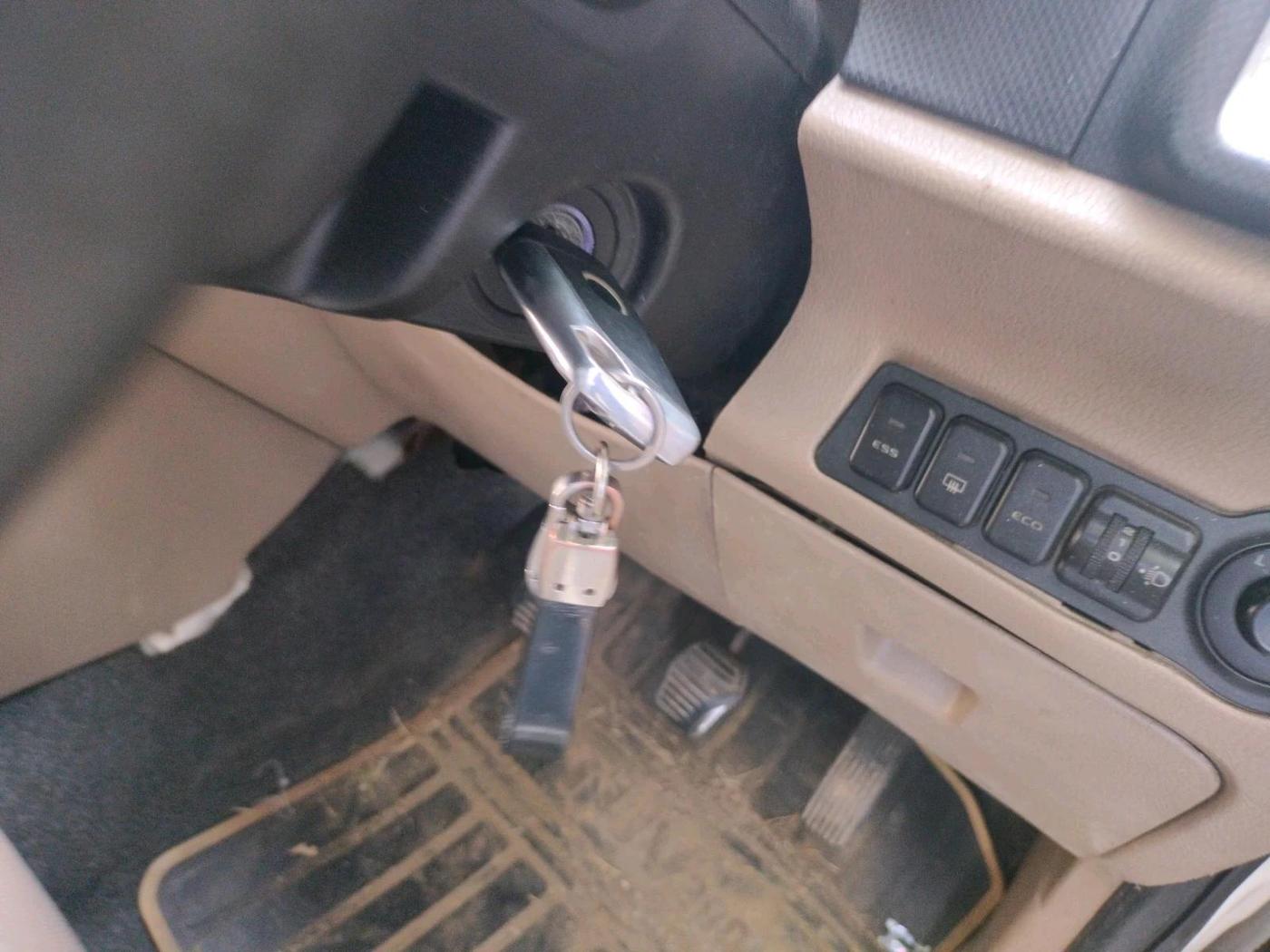 2016 Mahindra TUV300 T8, Diesel, Manual, 1,15,952 km, interior