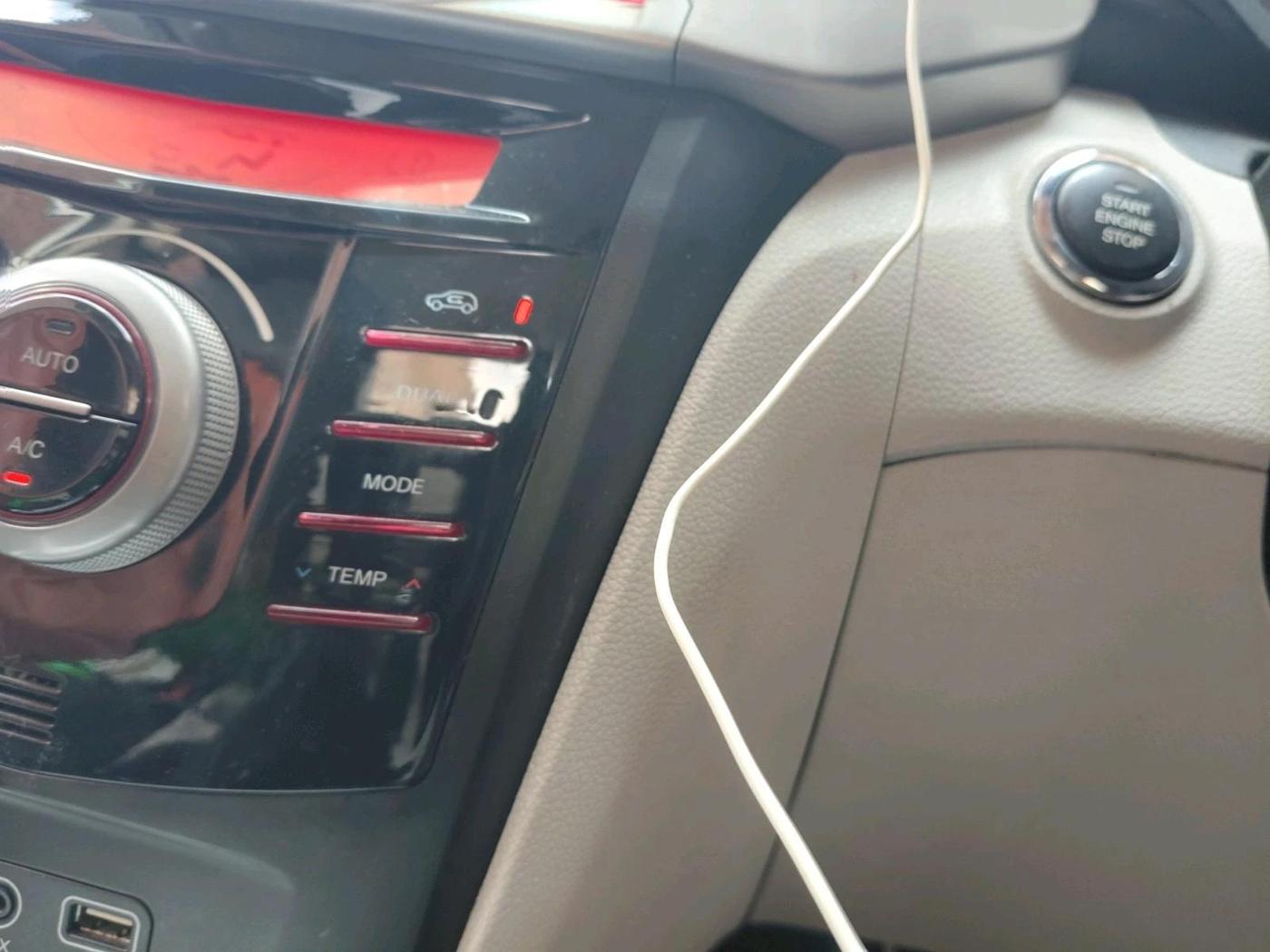 2019 Mahindra XUV300 W8 1.5 DIESEL, Diesel, Manual, 84,753 km, interior