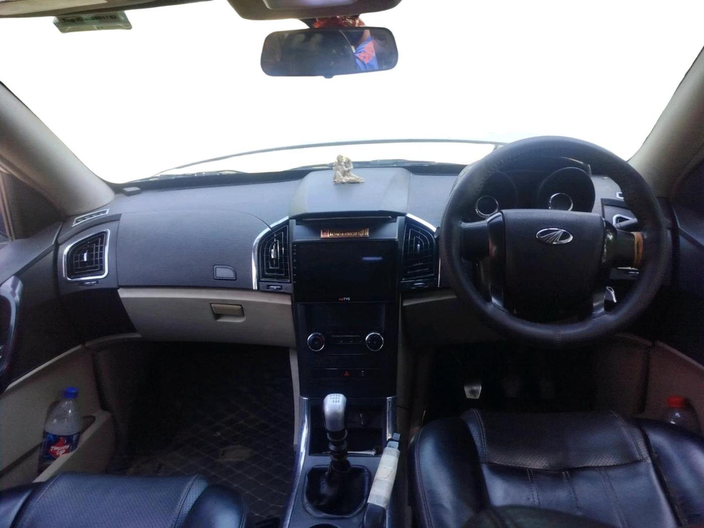 2017 Mahindra XUV500 W4, Diesel, Manual, 1,90,857 km, interior