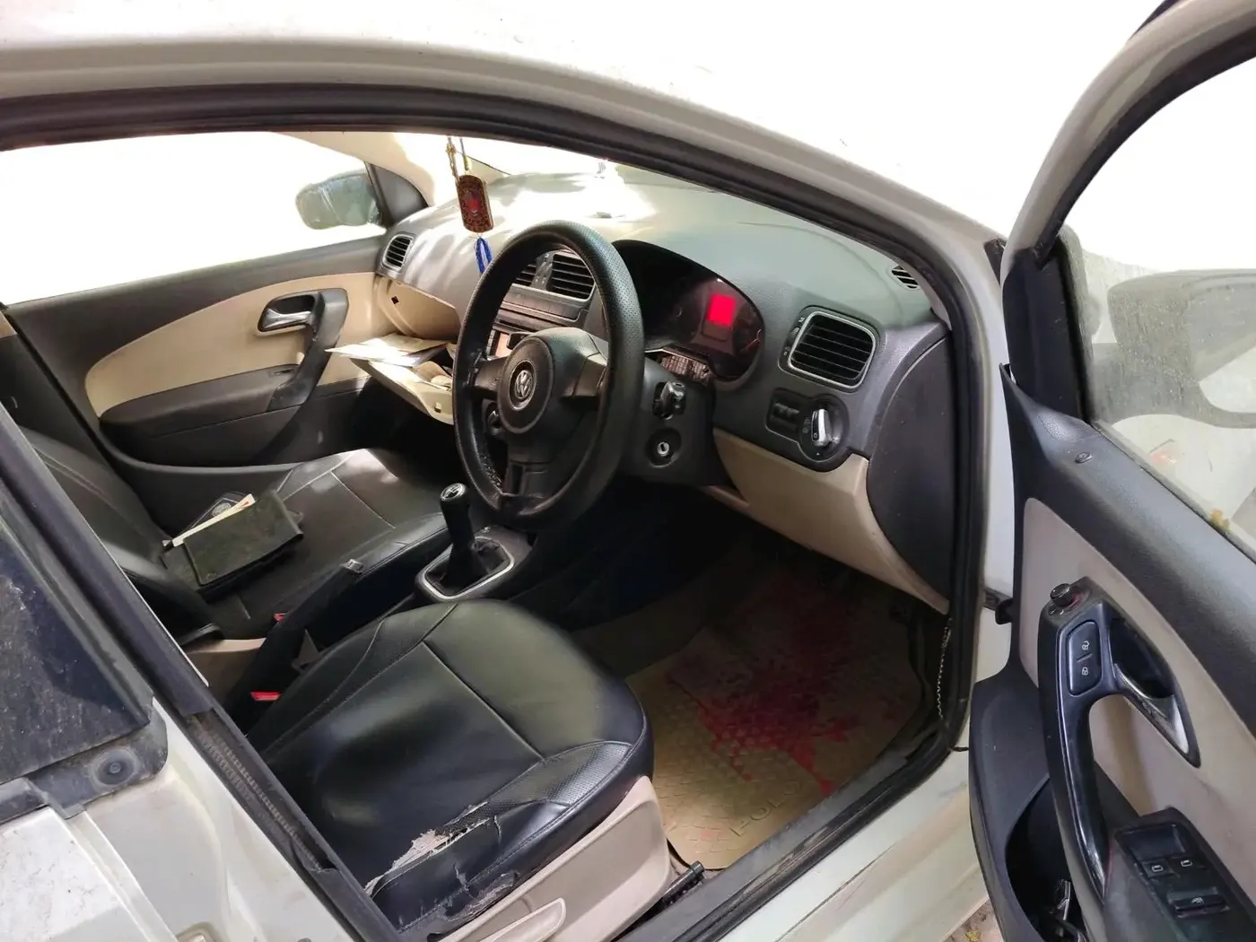 2011 Volkswagen Polo COMFORTLINE 1.2L PETROL, Petrol, Manual, 1,03,729 km, interior