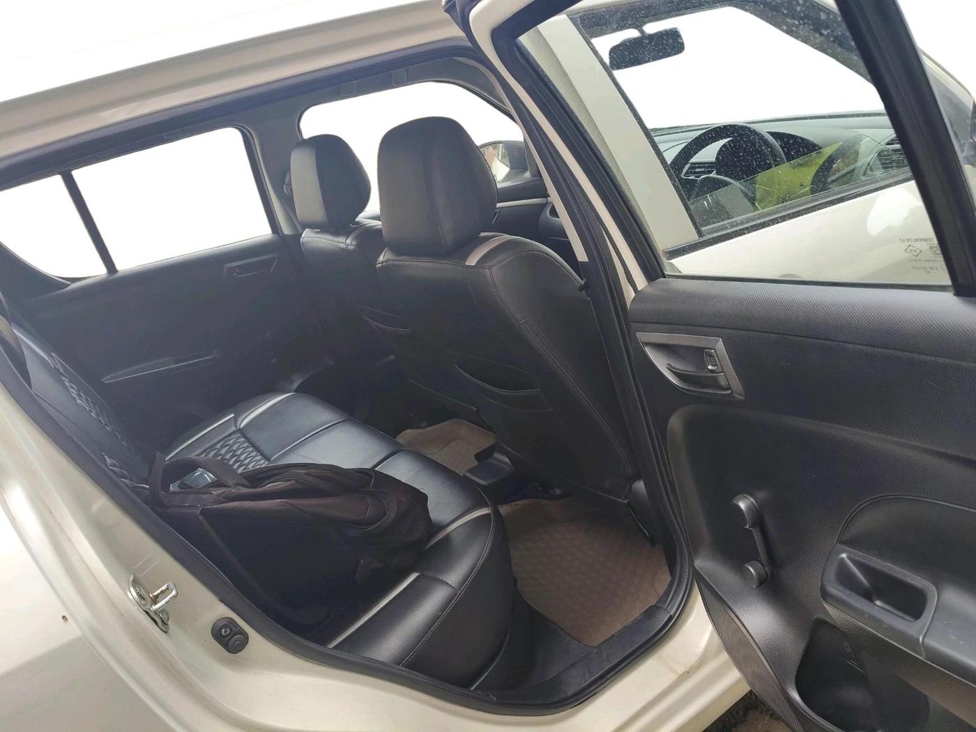 2015 Maruti Swift LXI, Petrol, Manual, 2,76,898 km, interior