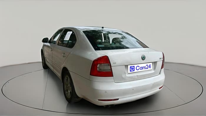 2011 Skoda Laura ELEGANCE 2.0 TDI CR AT, Diesel, Automatic, 2,76,916 km, exterior