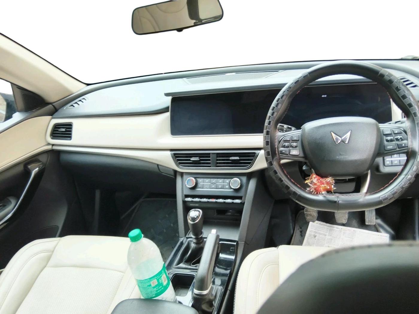 2024 Mahindra XUV700 AX 5 D MT 7 STR, Diesel, Manual, 58,085 km, interior