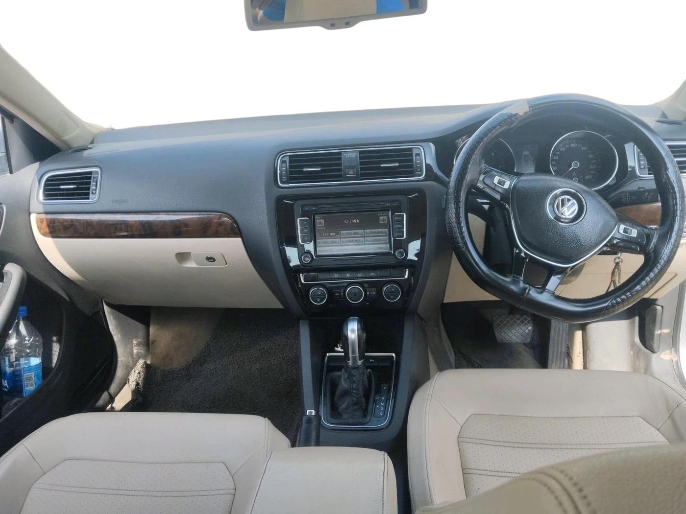 2015 Volkswagen Jetta HIGHLINE TDI AT, Diesel, Automatic, 2,35,355 km, interior