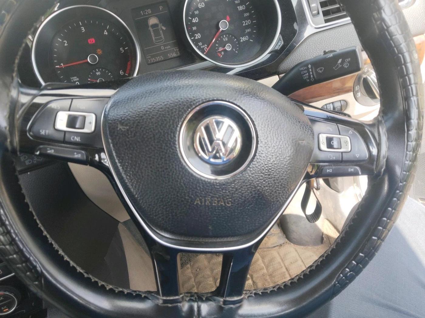 2015 Volkswagen Jetta HIGHLINE TDI AT, Diesel, Automatic, 2,35,355 km, interior